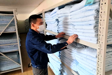 确保防疫物资及时供给&mdash;&mdash;记大连客运段丹东洗涤保洁车间材料员邵淑玉、车间卧具库管库员刘军
