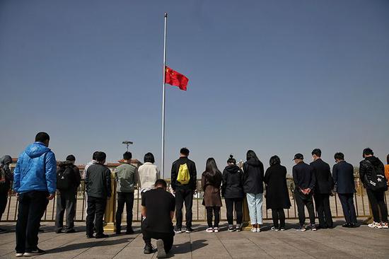 举国哀悼 | 天安门广场群众默哀3分钟