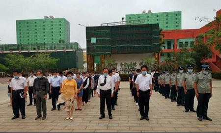海南科技职业大学举行悼念活动 向新冠肺炎疫情牺牲烈士和逝世同胞默哀
