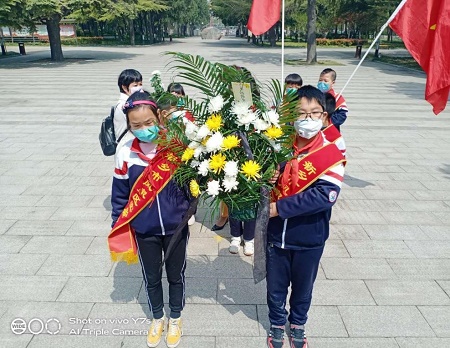 新乡市凤泉区实验学校清明时节祭英烈 慰忠魂