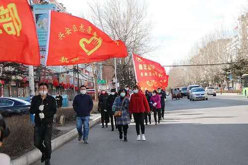 鹤岗“志愿红” 扮靓疫情防控风景线