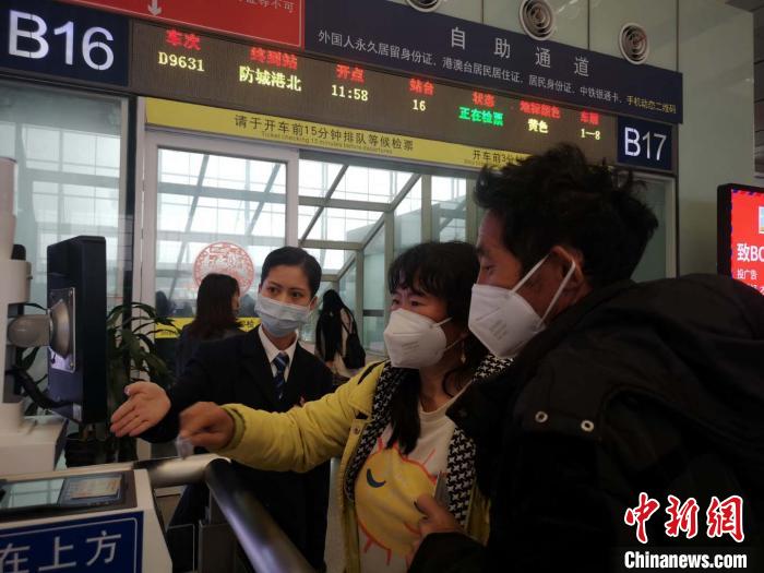 广西迎来春节后单日最大客流 加开17列动车组列车