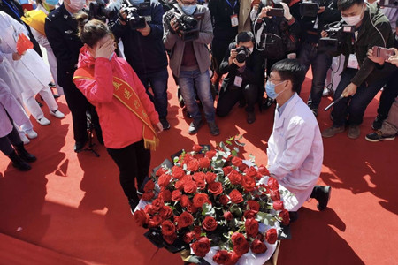 ​别样惊喜!黑龙江返乡援鄂医疗队员被现场求婚