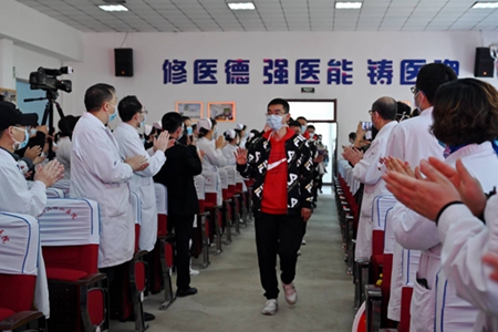 沈阳二四二医院欢迎最后三名援鄂勇士回家