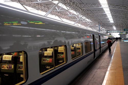 沈铁运营防控齐抓共管 营造安全有序返校通道