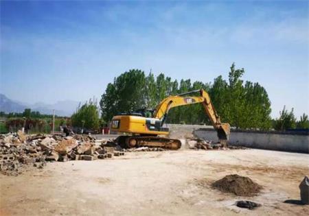 河南辉县市自然资源和规划局对一处违法建筑进行强制拆除