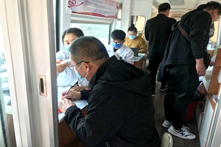 奉献爱心  朝阳公交职工无偿献血令人称赞