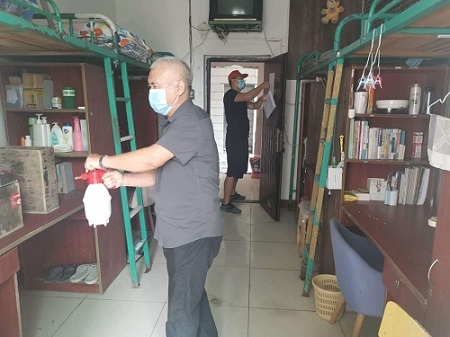 海南科技职业大学开学将至  200多名教职工打扫宿舍卫生迎学生回校