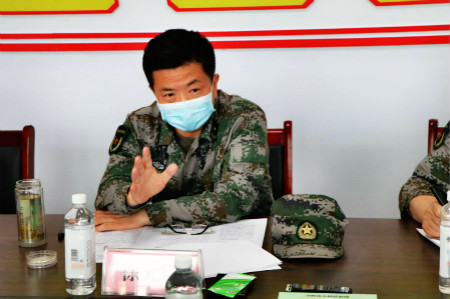 河南省军区政委徐元鸿赴卫辉市韩窑村督战脱贫攻坚工作