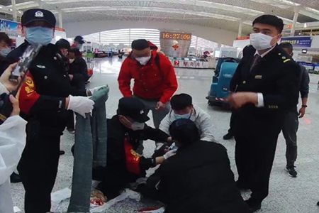 大连北站铁警：危急时刻见真情