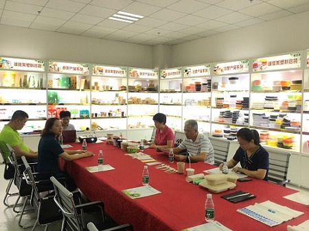 海南省工信厅副厅长陈万馨一行调研诚佳美塑料包装公司环保产品研发生产项目