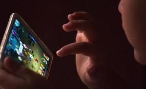 孩子沉迷游戏，“解药”或许在家长身上