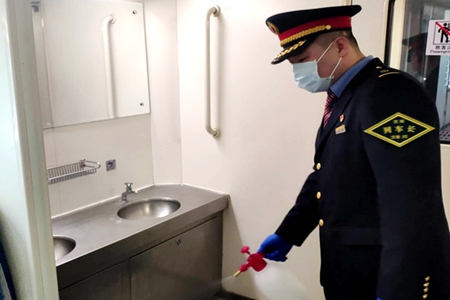 党旗在我心中飘扬&mdash;&mdash;记沈阳客运段客运四队列车长王舰