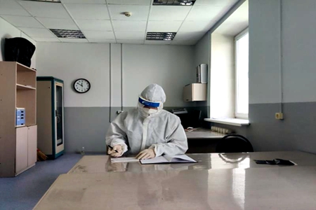 防护服、护目镜! 逆风而行王建飞!