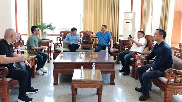 第五创高管及部分股东参观九八七酿酒基地