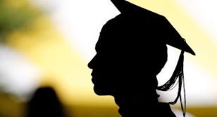 疫情中的毕业季：学生线上答辩 就业受到冲击