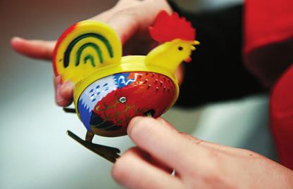 报告称成年人争过儿童节 喜购怀旧零食、游戏机、校服