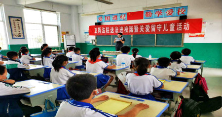 在希望的田野上 卫辉法院服务三夏扶贫助困