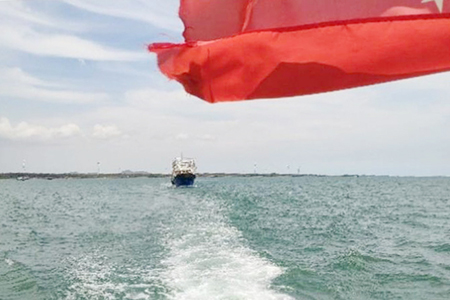 海南万宁市综合执法局历经艰险追捕三无船舶 涉案当事人已依法拘留