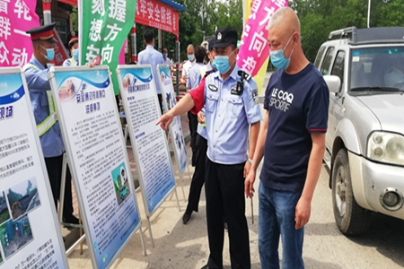 大连铁警开展道口安全宣传整治活动