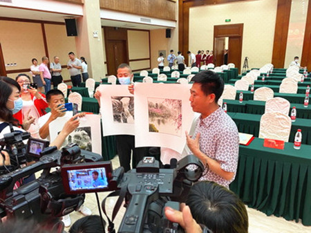 画家李春光：情绘武汉、丹青送天使