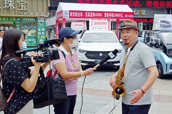 街景艺术家唐政不忘初心  回家乡献艺获好评