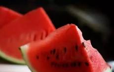 一块冰西瓜差点要了命 医生:西瓜冷藏千万别超24小时
