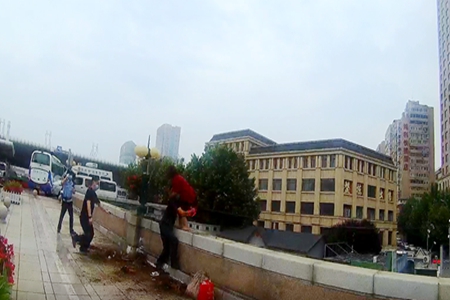 女子旅途疲劳诱发精神疾病命悬一线 铁警机智救人解除安危