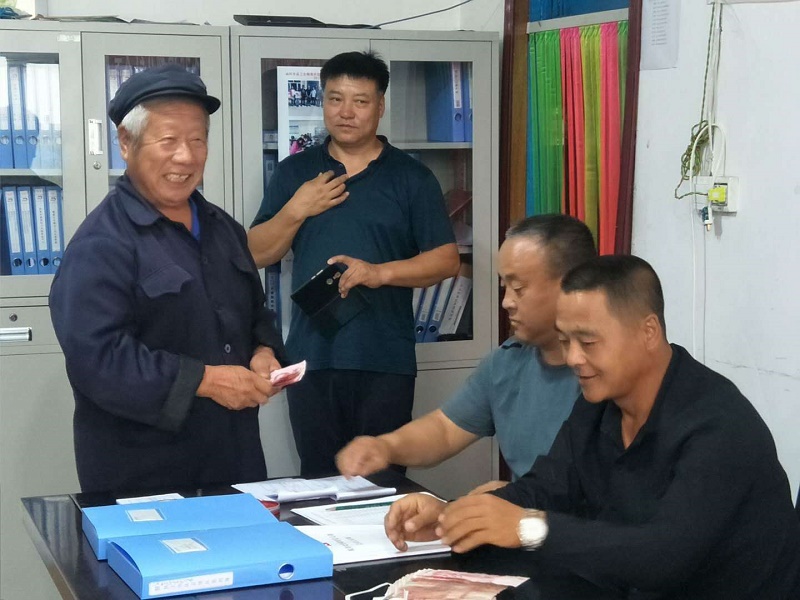 讷河市总工会扶贫不走形式 为群众办实事