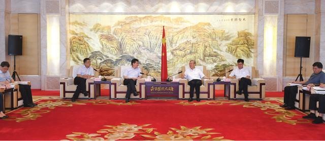 山西大地控股董事长屈忠让一行在吕梁市考察合作 助力打造全国生态修复样板地区