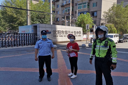 考生情急之下走错考场 民警护送准时进入考场考试