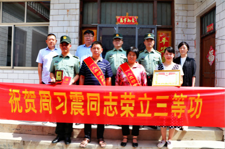 大张旗鼓送喜报  光荣不再“静悄悄”