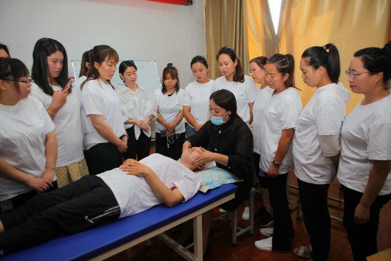 离石区“美容课堂”助力妇女创业就业