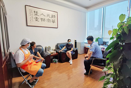 童年坊闻汛而动 残疾员工用暖心包子慰问防汛干警