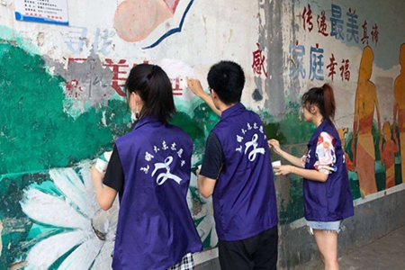 大学生志愿者在社区开展&ldquo;修补破损墙画&rdquo;志愿服务活动