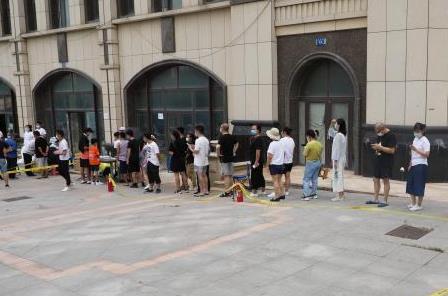 辽宁大连全民核酸检测有序进行 市民排队等待检测