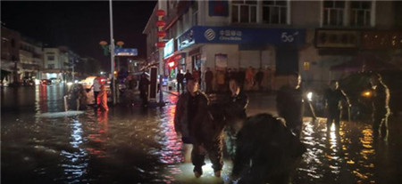 大兴安岭呼玛县：雷电暴雨大风来袭 各部门联动排涝解难