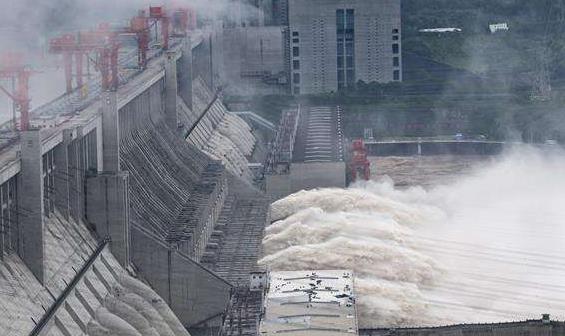 首现超警戒水位 长江上游今年最大洪水过境重庆主城