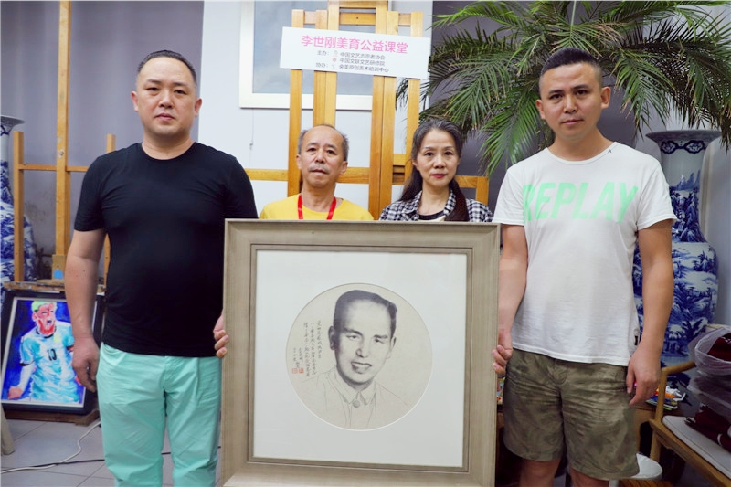 李世刚、李世东向八一纪念馆捐赠画作