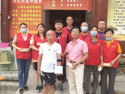 “八一”建军节他慰问环卫工人