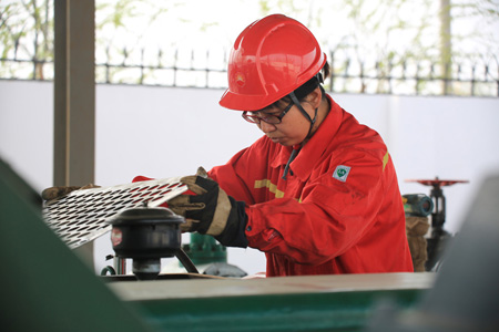 用劳动的汗水浇灌火热的青春