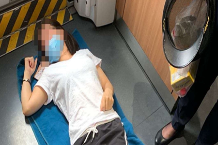 孕妇列车上遇危险 众人施救转危为安