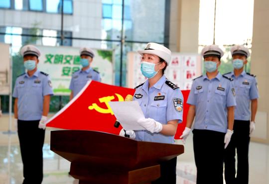 冰城：&ldquo;温暖警花&rdquo;周姗姗