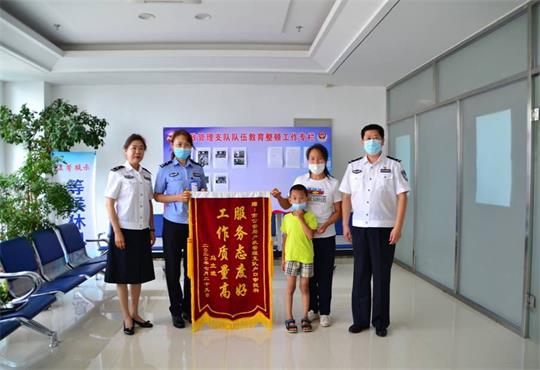 冰城民警加急办理落户业务获群众赞誉