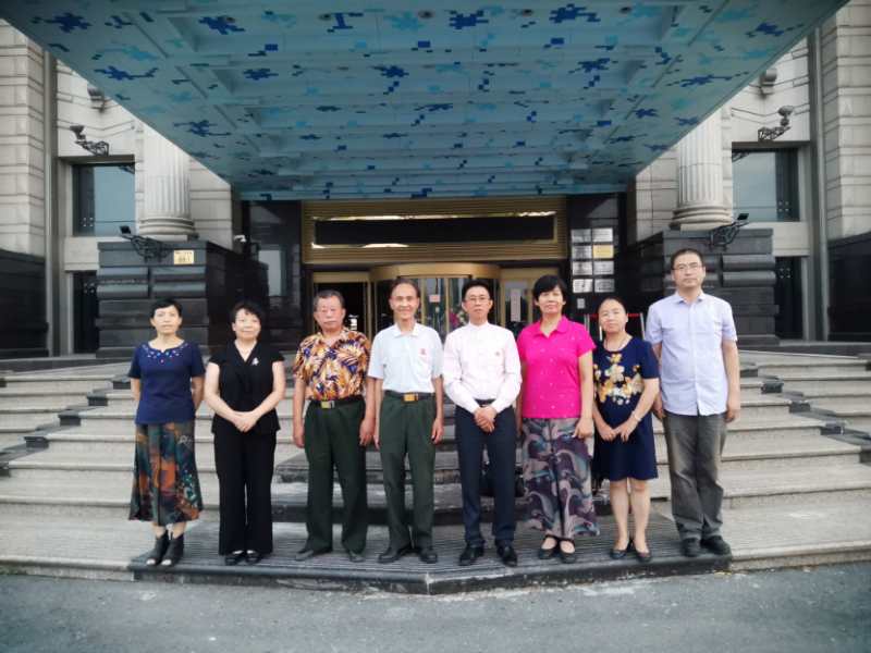 北京华夏军地企业管理中心主任郑光华一行到战友控股集团参观考察