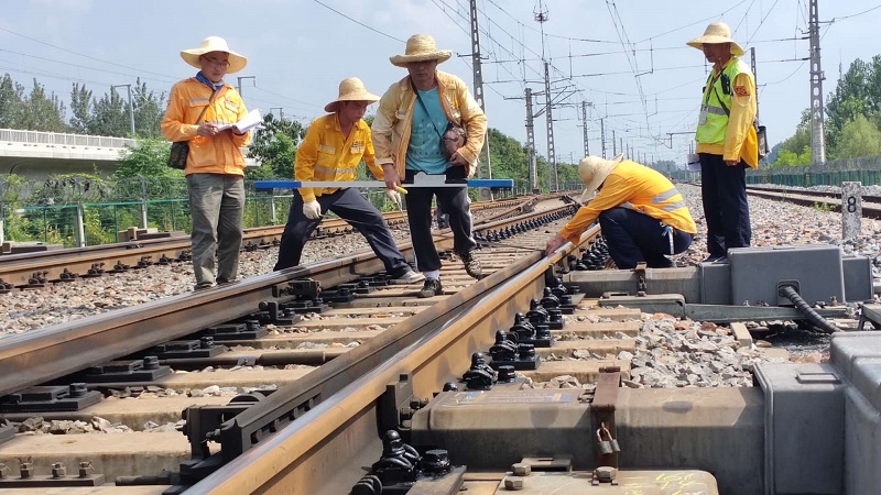 高温下“煎守”的铁路人:与钢轨“共舞”