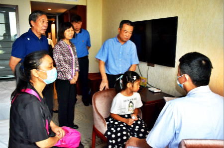 “精准扶贫 护苗行动”巡诊活动在卫辉市举行