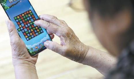 网游江湖里来了老玩闹 银发族沉迷游戏亦乐亦忧