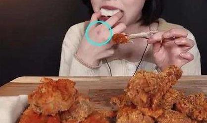 “假吃”“催吐”等乱象被扒出 吃播博主引舆论争议