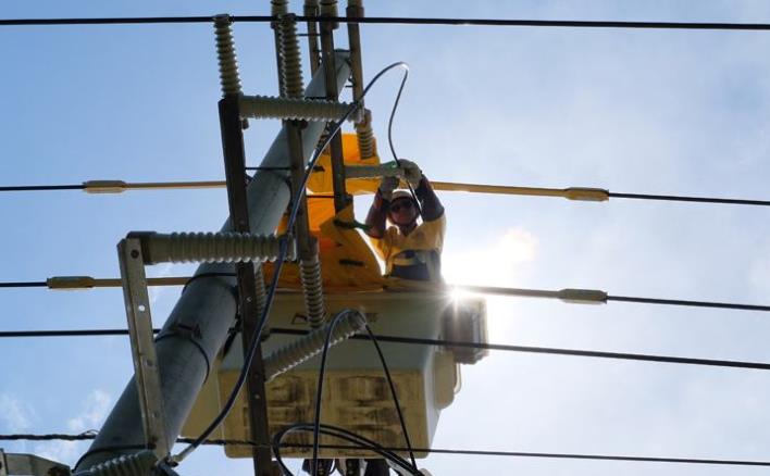 中国首次在高海拔地区成功实施750千伏输电线路带电作业